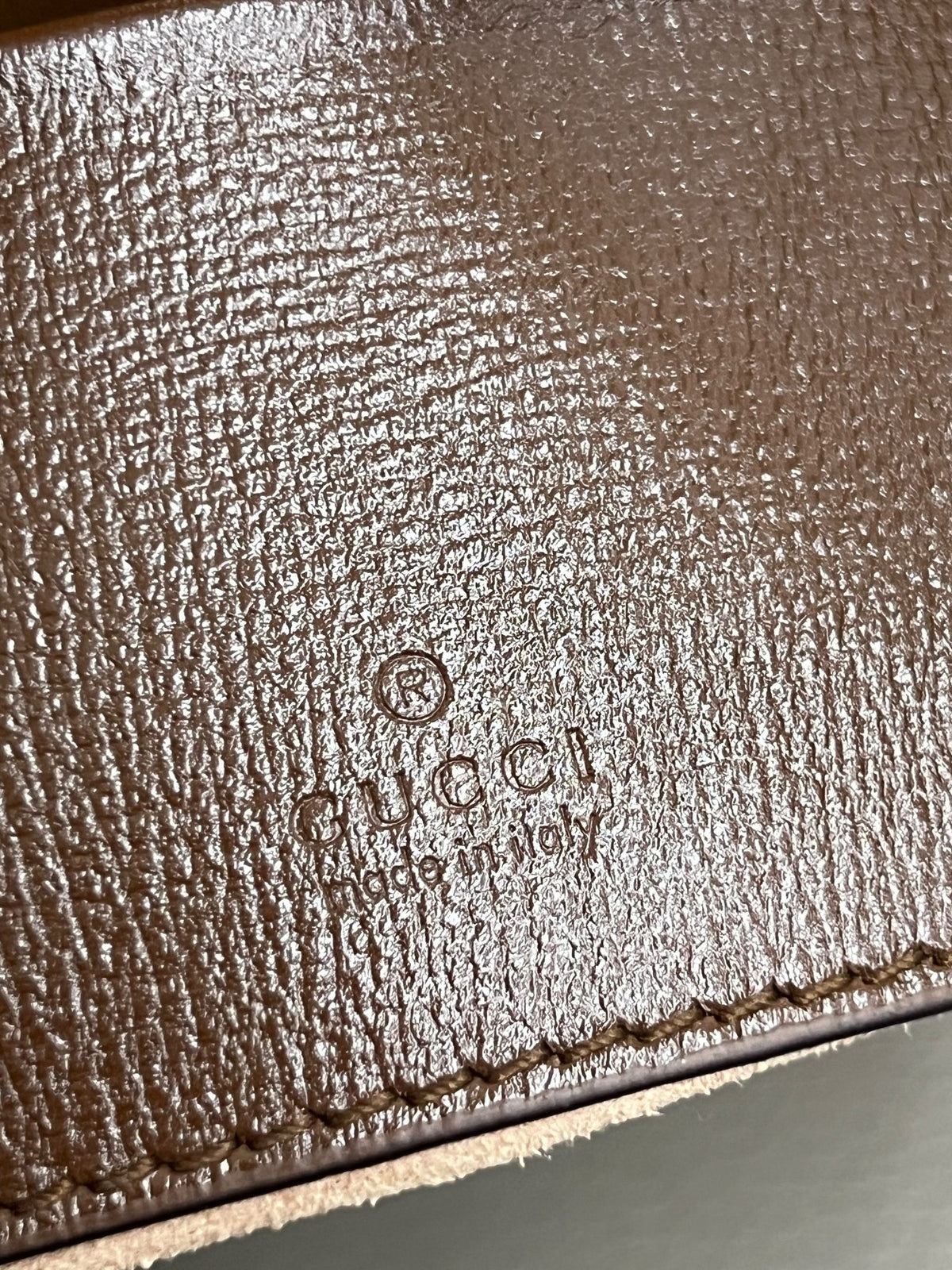 Incisione Gucci Made in Italy su pelle marrone