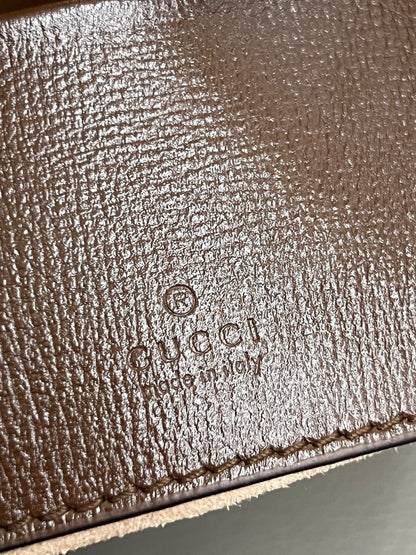 Incisione Gucci Made in Italy su pelle marrone