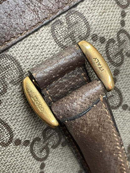 Dettaglio hardware dorato con incisione Gucci Italy Boston Bag