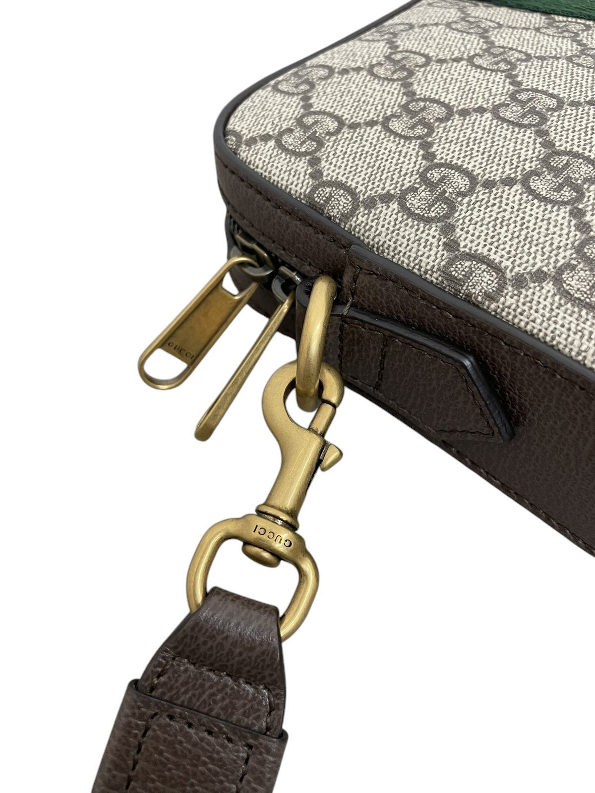 Dettaglio ravvicinato della cerniera e del moschettone dorato Gucci Ophidia - agevintage