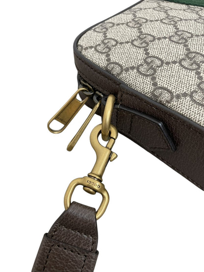 Dettaglio ravvicinato della cerniera e del moschettone dorato Gucci Ophidia - agevintage