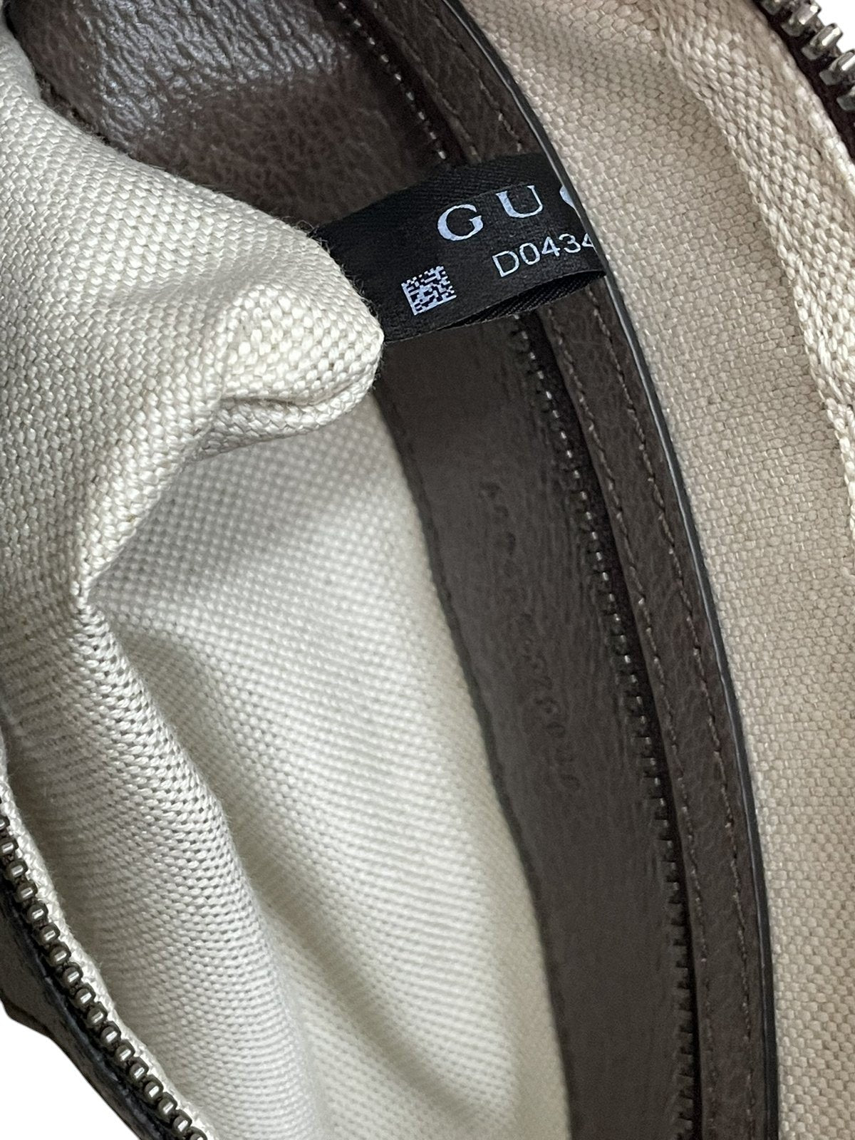 Dettaglio del micro-tag interno in tessuto nero borsa Gucci Ophidia - agevintage