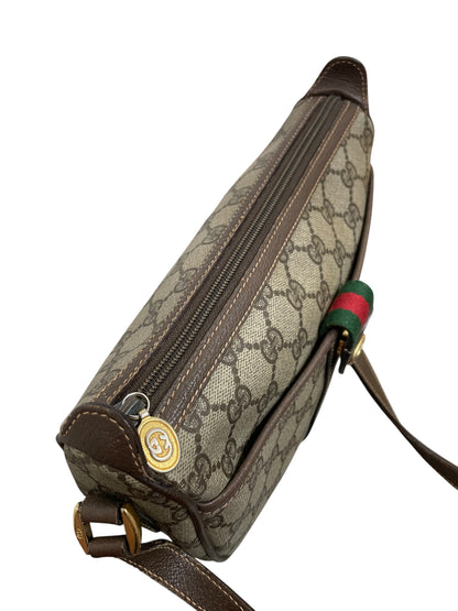 Vista laterale borsa Gucci Ophidia con zip e charm dorato