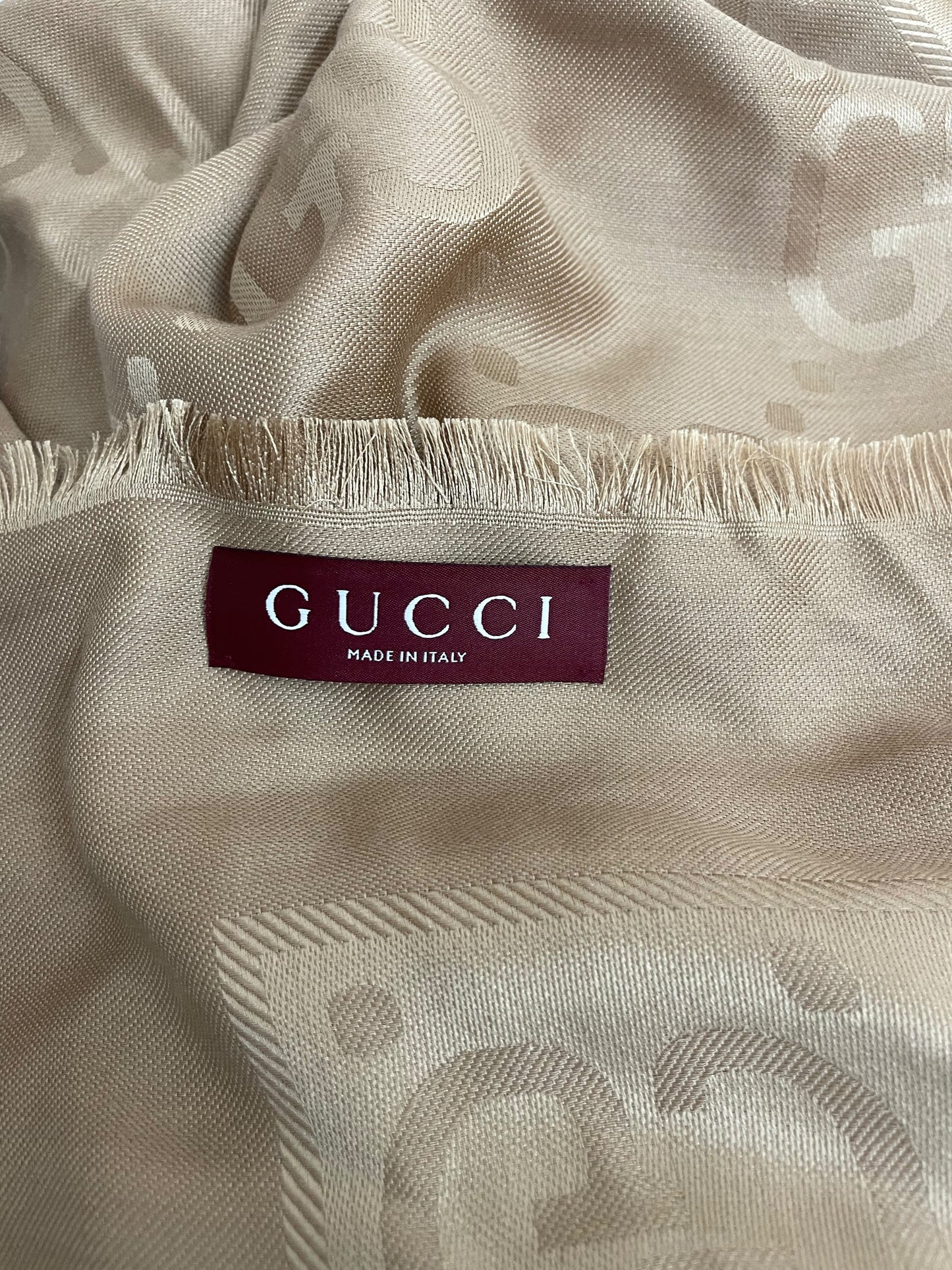 Etichetta bordeaux Gucci Made in Italy su tessuto jacquard