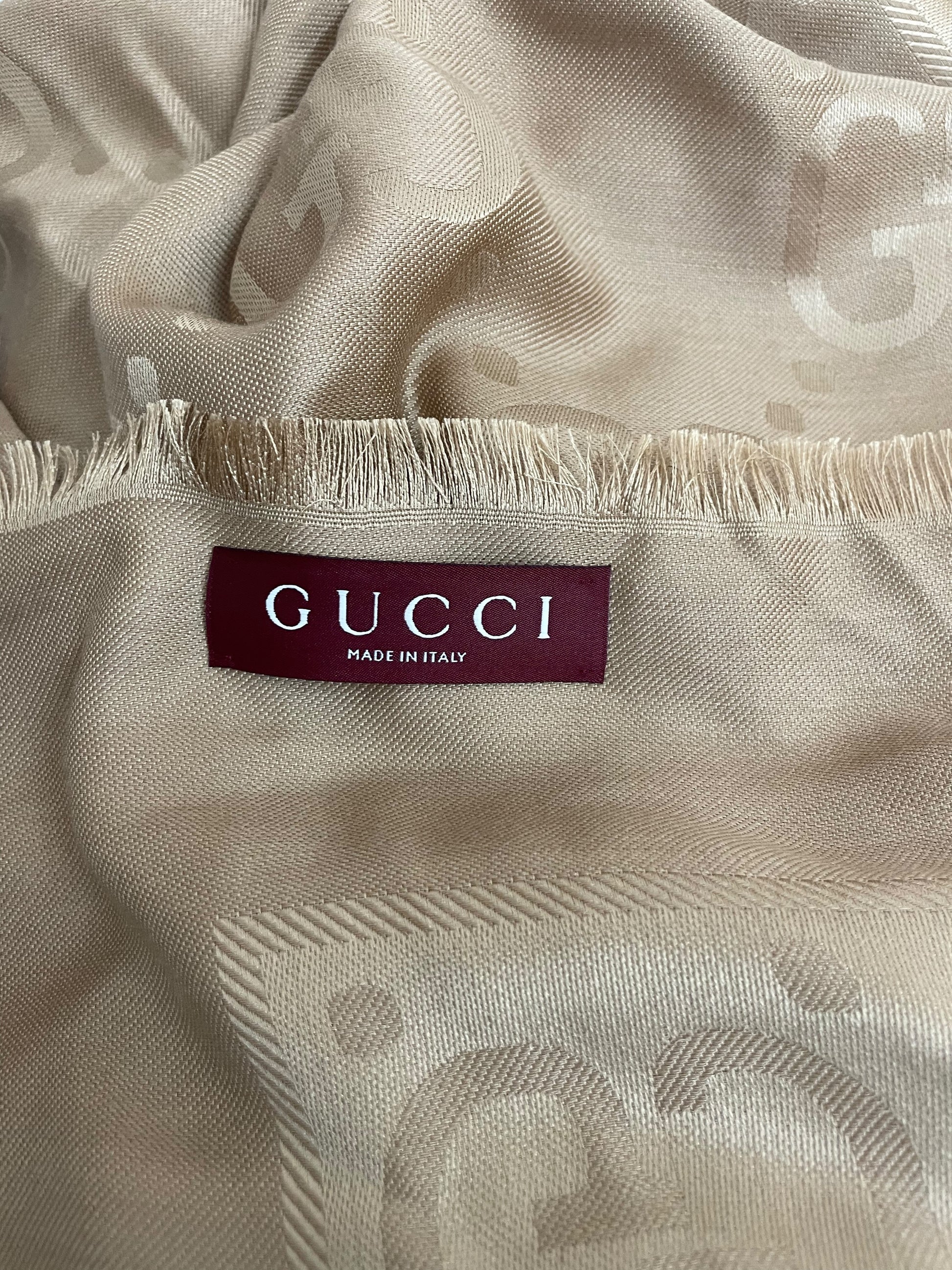 Etichetta bordeaux Gucci Made in Italy su tessuto jacquard