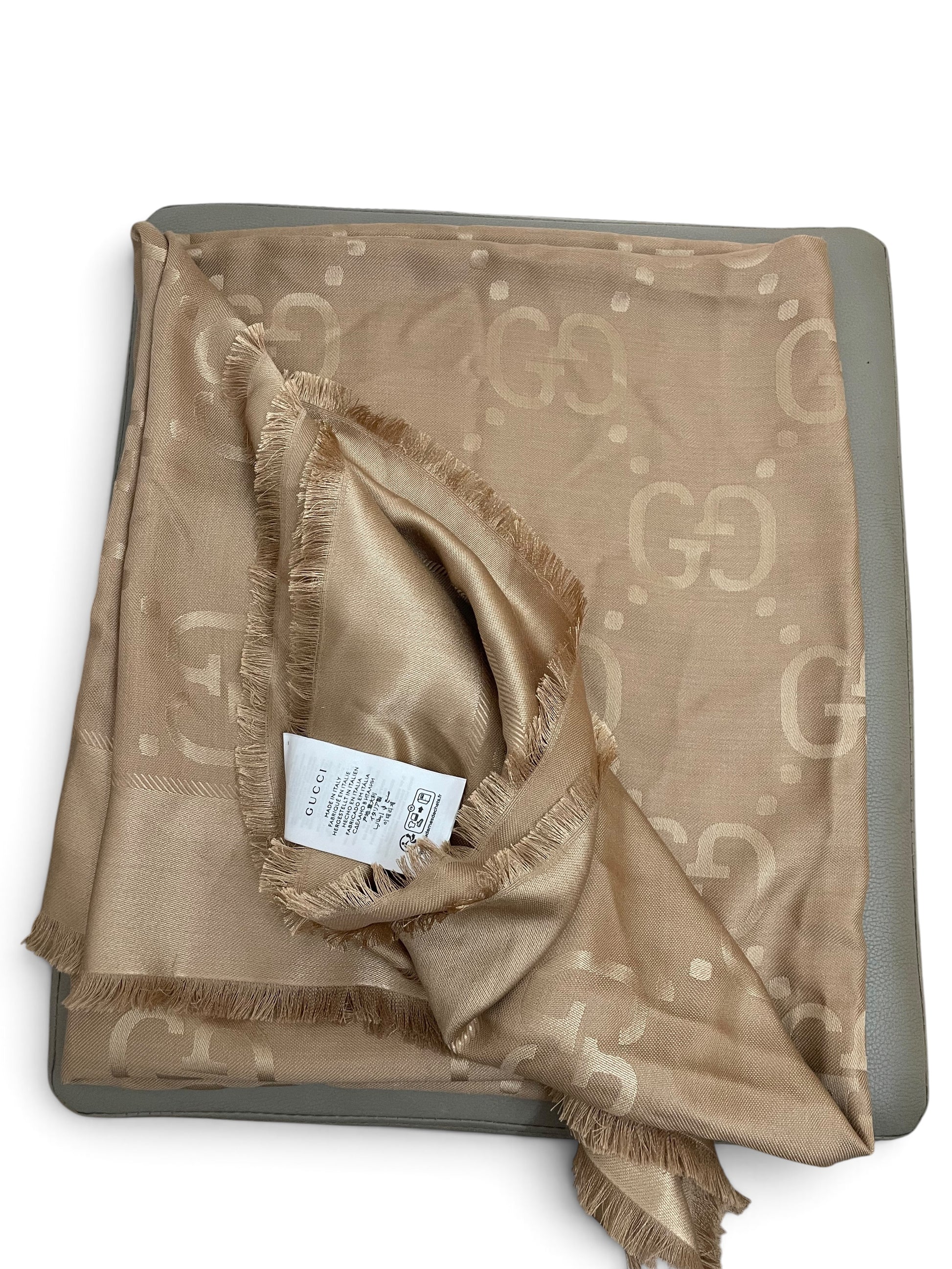 Gucci scialle cammello con etichetta interna visibile