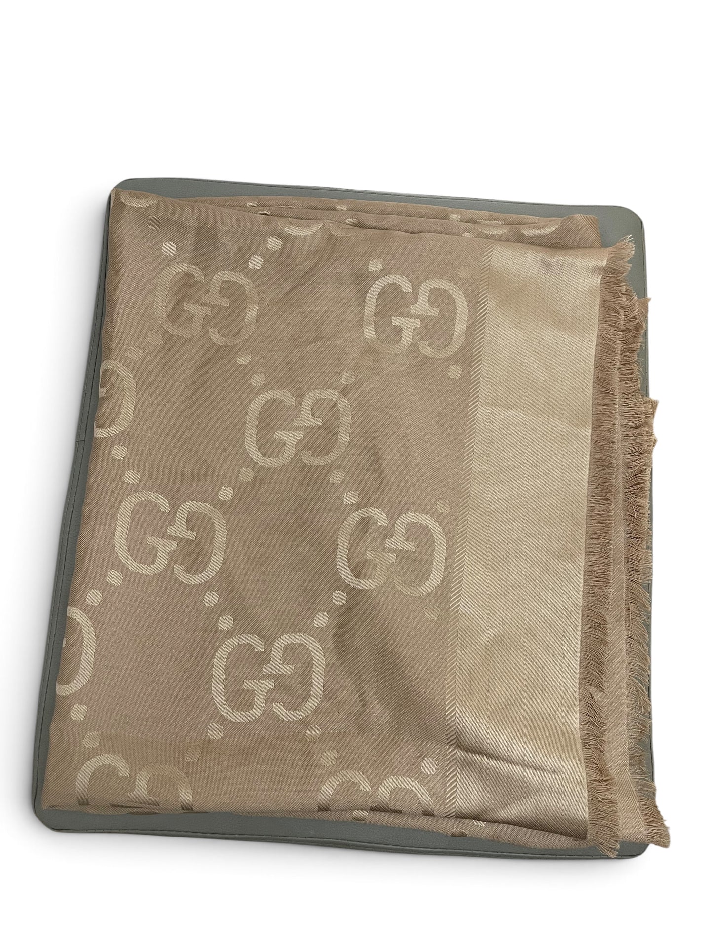 Gucci scialle GG jacquard seta lana cammello piegato fronte