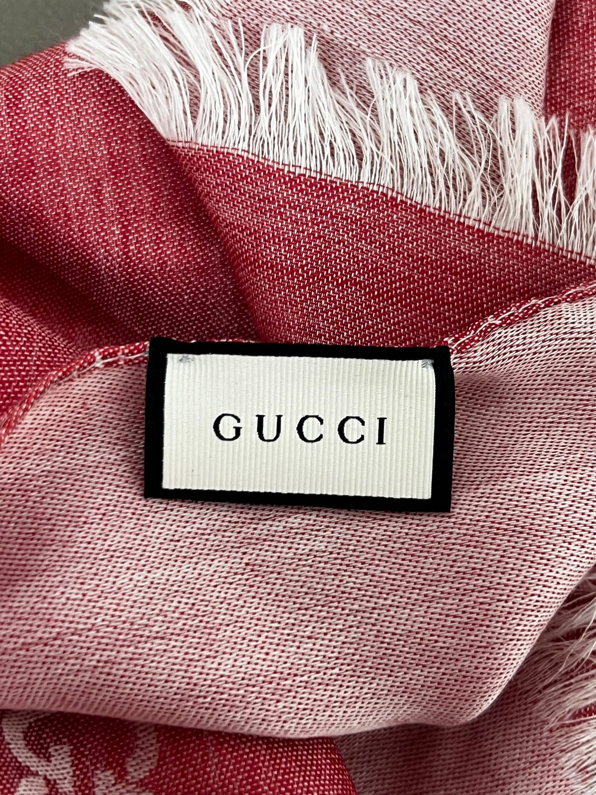 Etichetta interna Gucci su sciarpa GG monogram