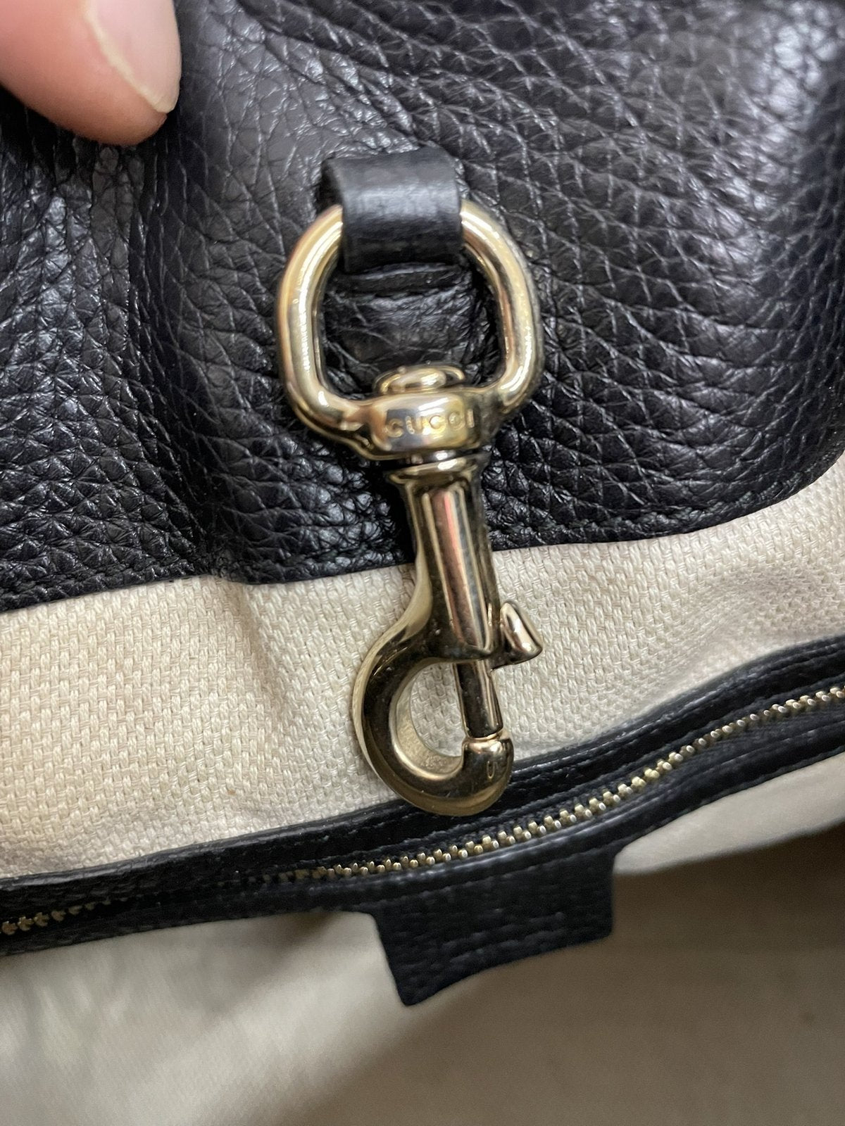 Chiusura interna con gancio a moschettone dorato borsa Gucci Soho Chain
