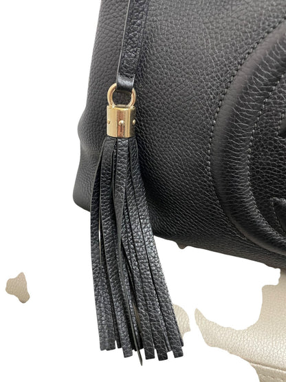 Primo piano della nappa tassel in pelle e hardware dorato Gucci Soho