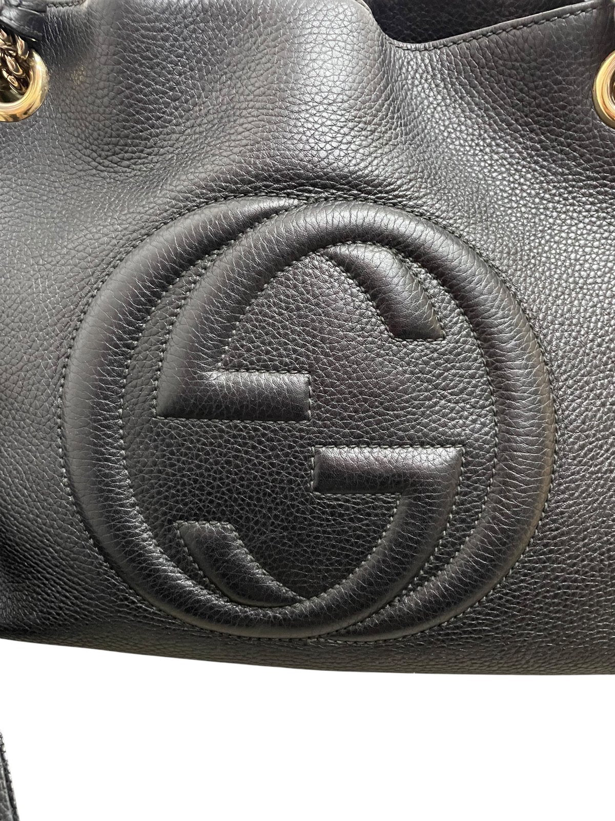 Dettaglio del logo Interlocking GG cucito a rilievo su borsa Gucci Soho