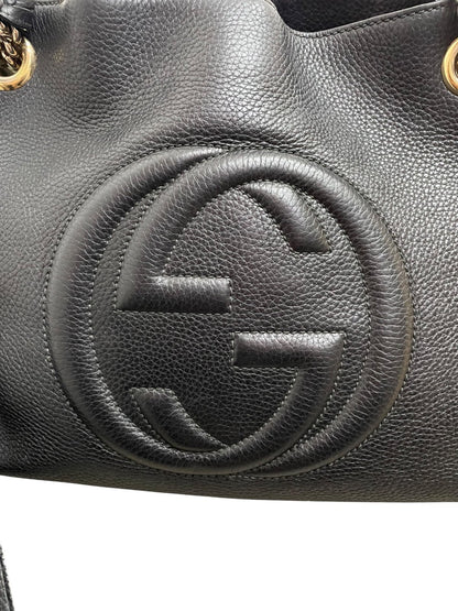 Dettaglio del logo Interlocking GG cucito a rilievo su borsa Gucci Soho