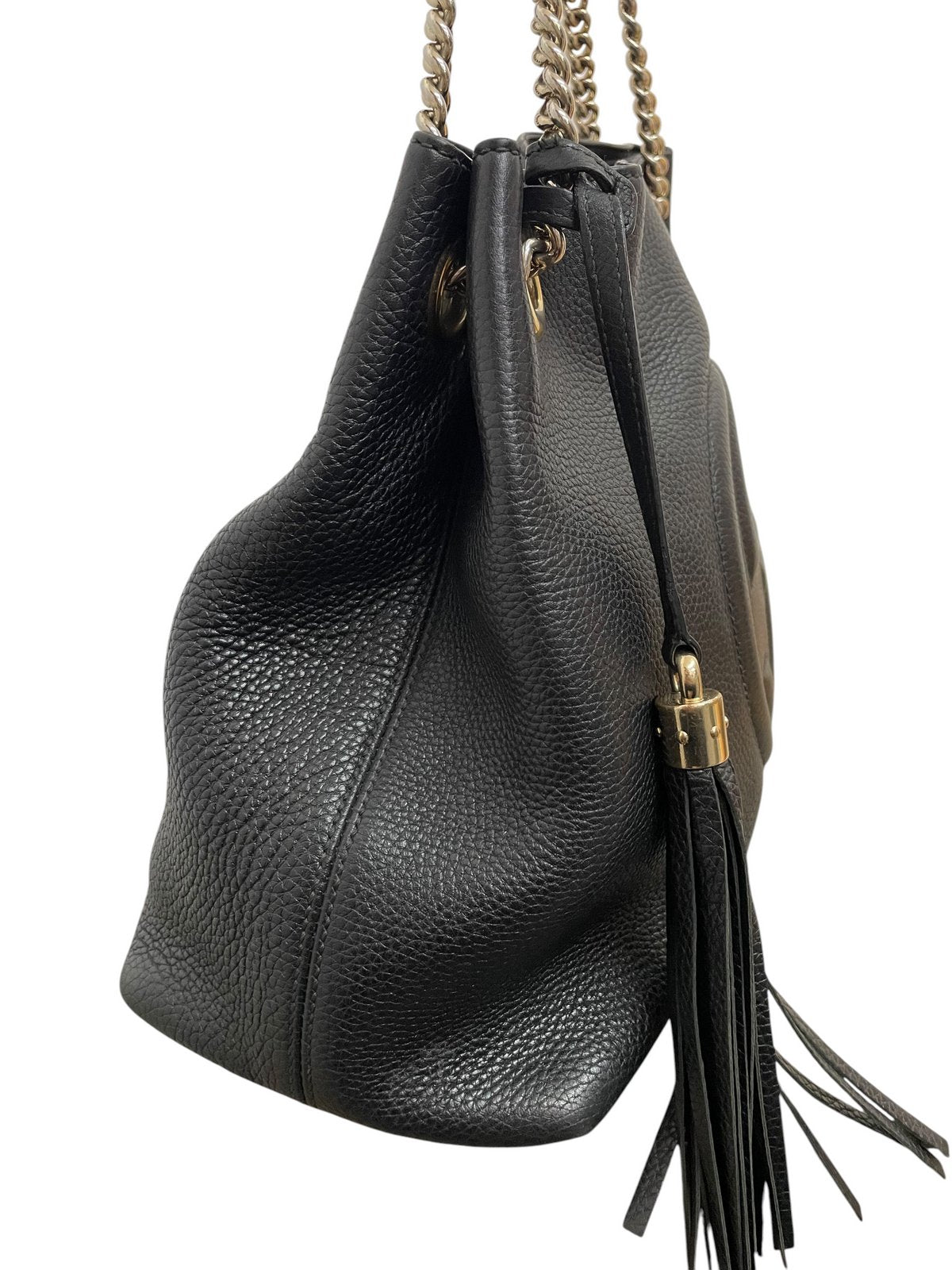 Profilo laterale borsa Gucci Soho Chain con nappa tassel in pelle nera
