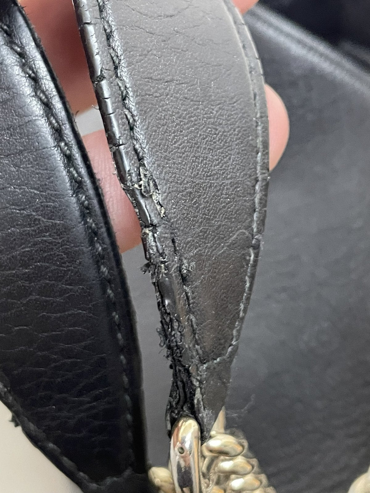 Segni d'uso impercettibili sullo spallaccio in pelle borsa Gucci Soho