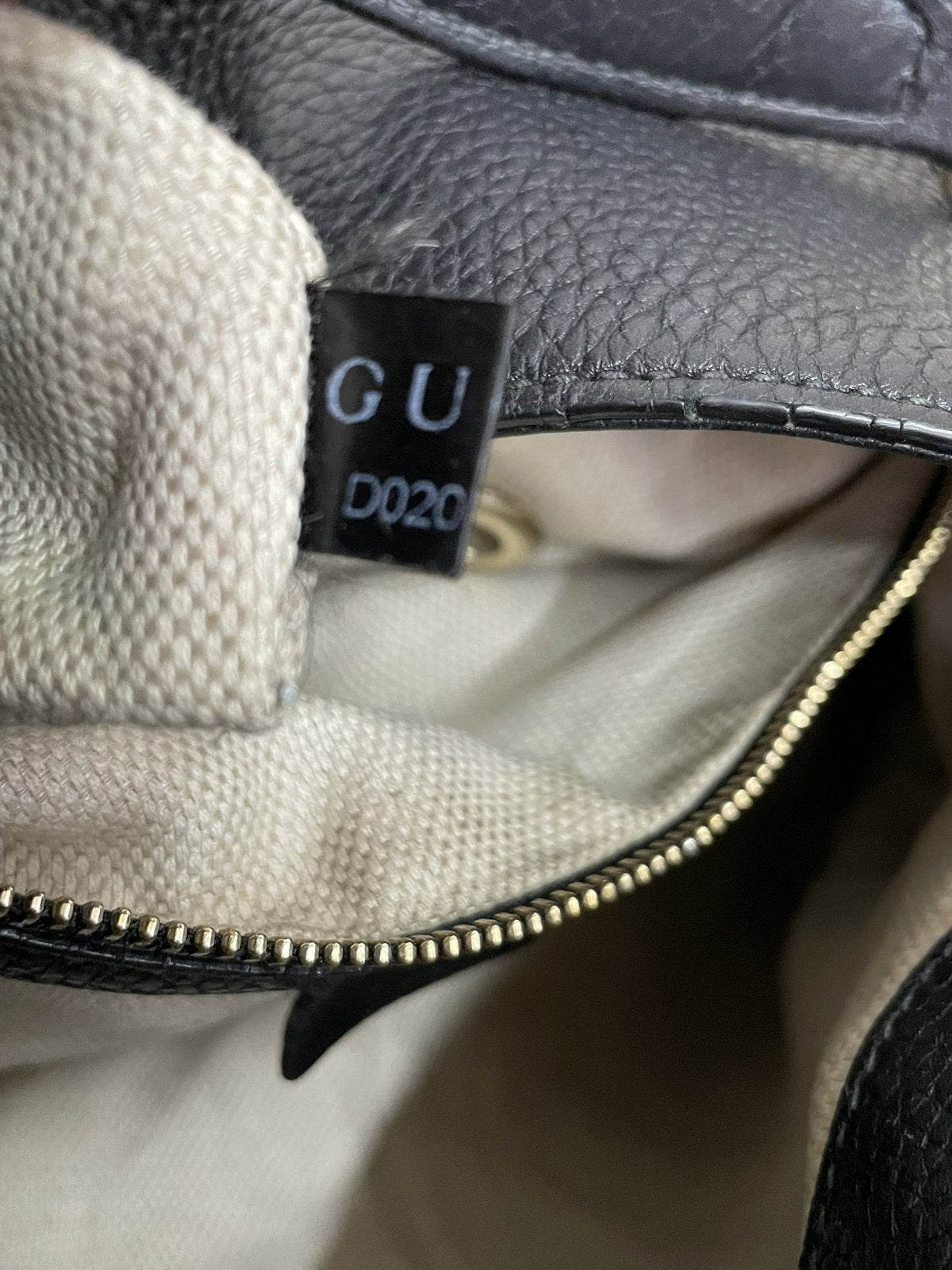 Dettaglio del tag in tessuto interno borsa Gucci Soho luxury second hand
