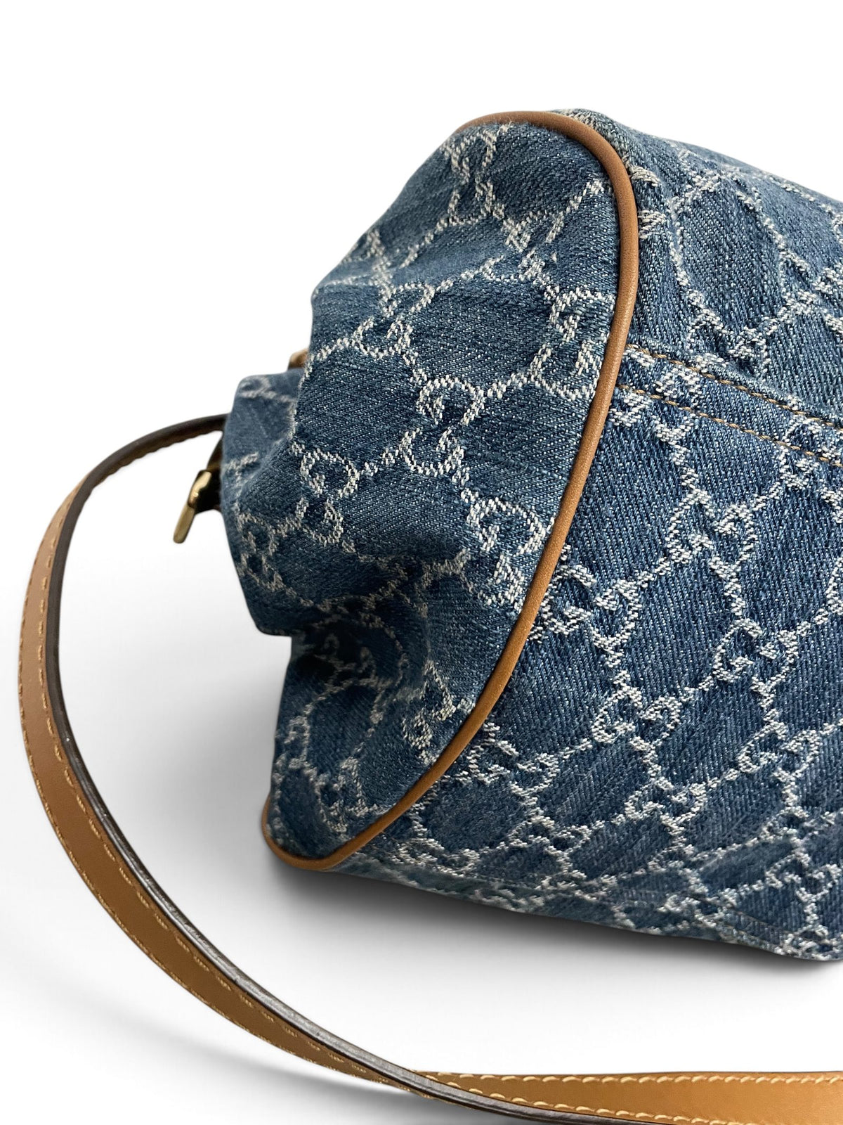 Dettaglio angolo bordo pelle tan borsa Gucci Sukey denim