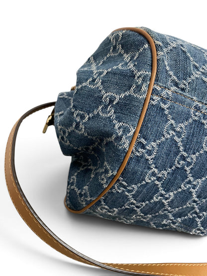Dettaglio angolo bordo pelle tan borsa Gucci Sukey denim