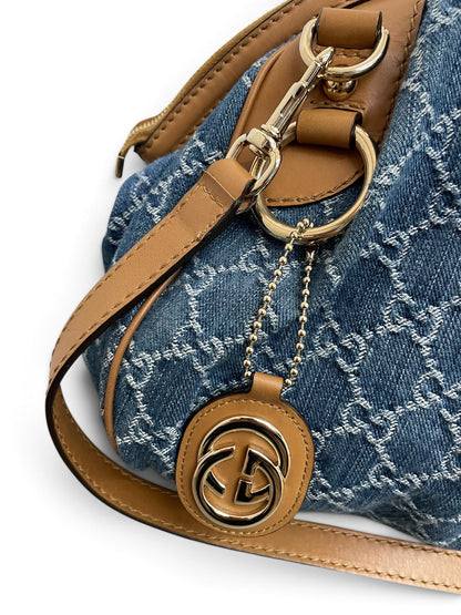 Dettaglio ciondolo GG Interlocking dorato Gucci Sukey Bag denim