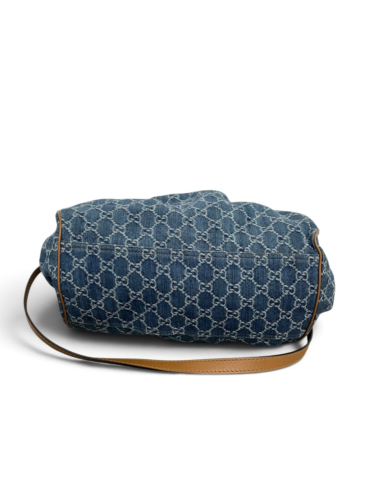 Gucci Sukey Bag denim GG Canvas vista dal basso con tracolla