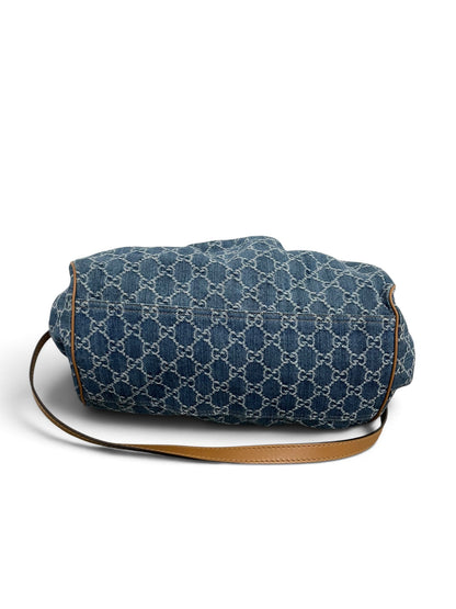 Gucci Sukey Bag denim GG Canvas vista dal basso con tracolla