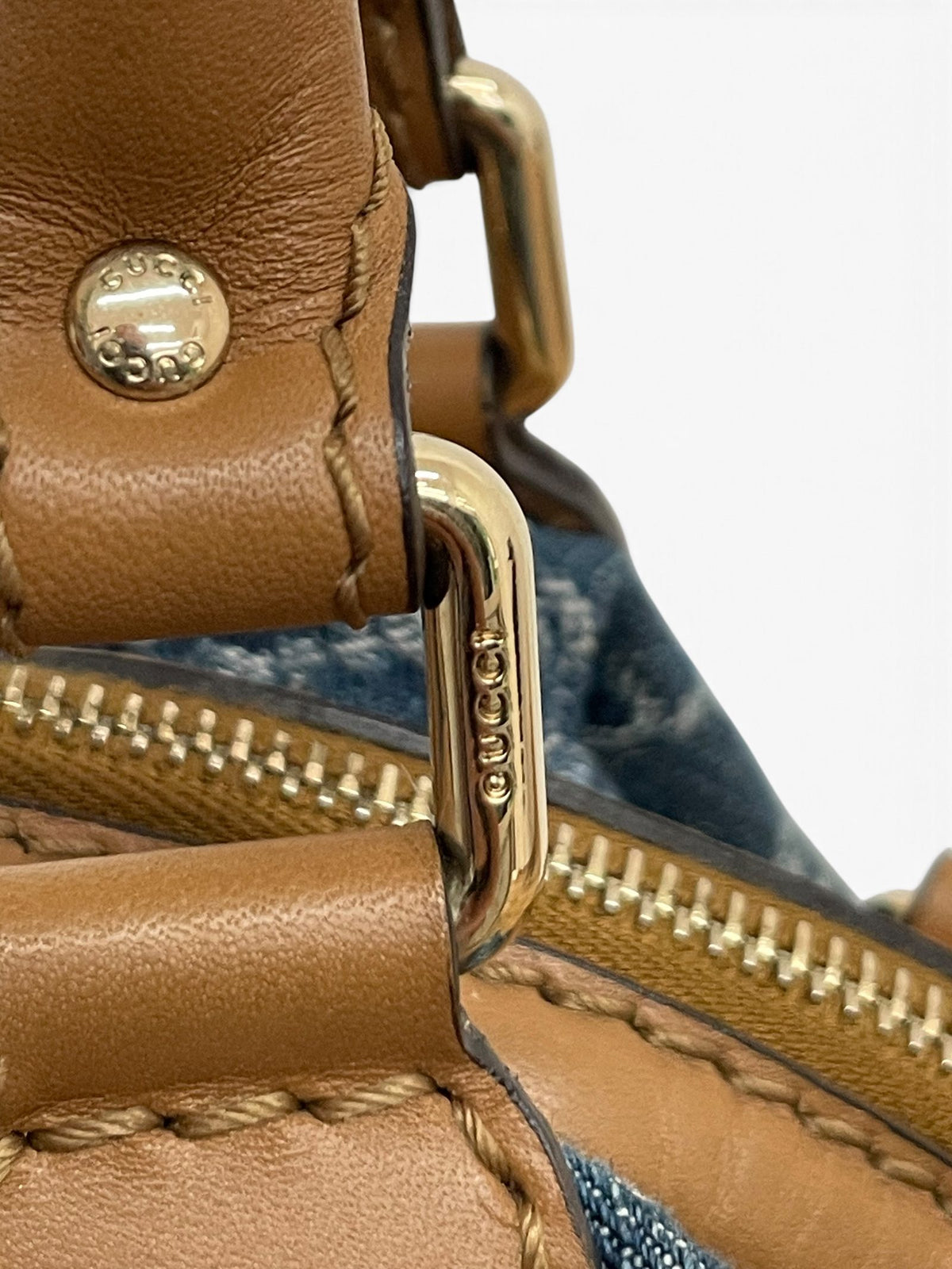 Dettaglio hardware zip dorato con scritta Gucci borsa Sukey