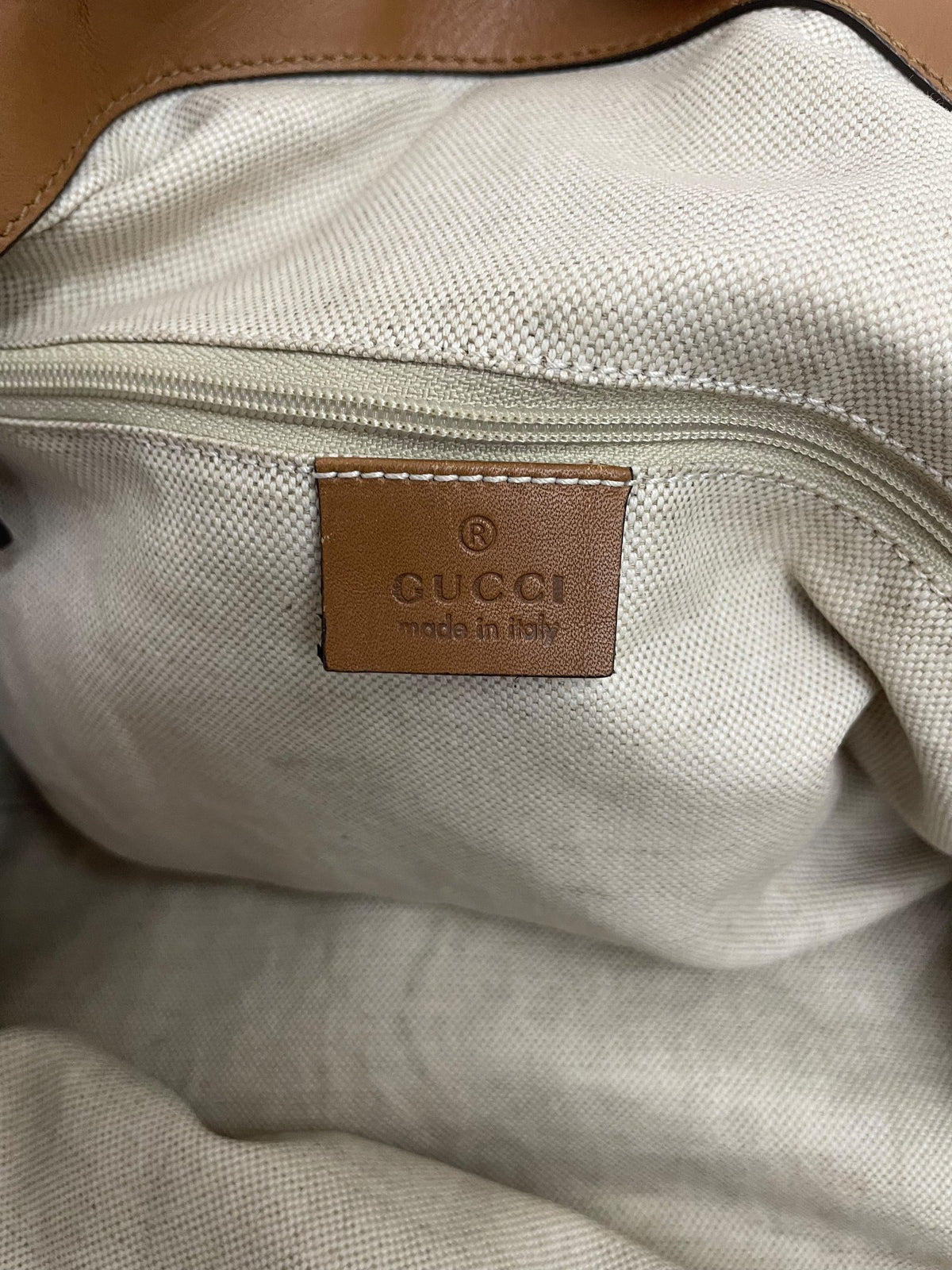 Interno borsa Gucci Sukey denim con etichetta Made in Italy