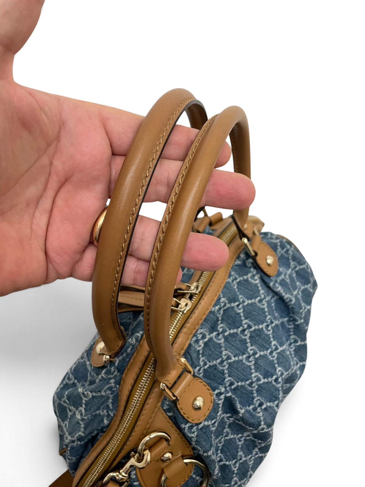 Dettaglio doppi manici in pelle tan Gucci Sukey Bag denim