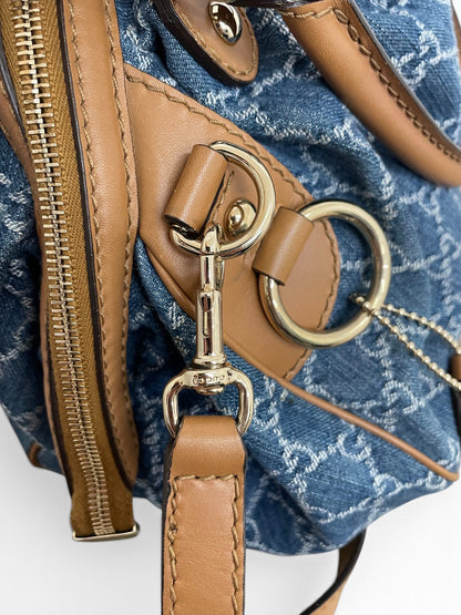 Dettaglio moschettone dorato tracolla rimovibile Gucci Sukey denim