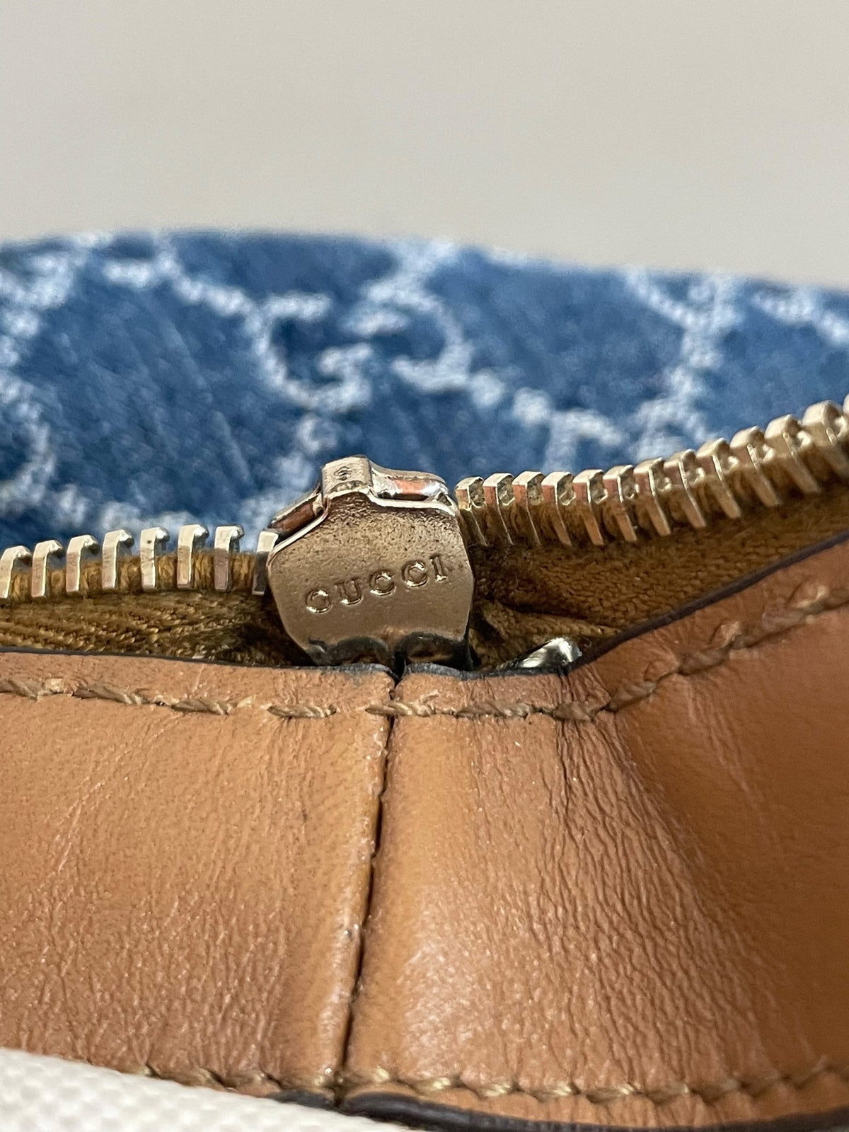 Dettaglio cursore zip con incisione Gucci borsa Sukey denim