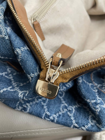 Dettaglio zip con tirante Gucci borsa Sukey denim aperta