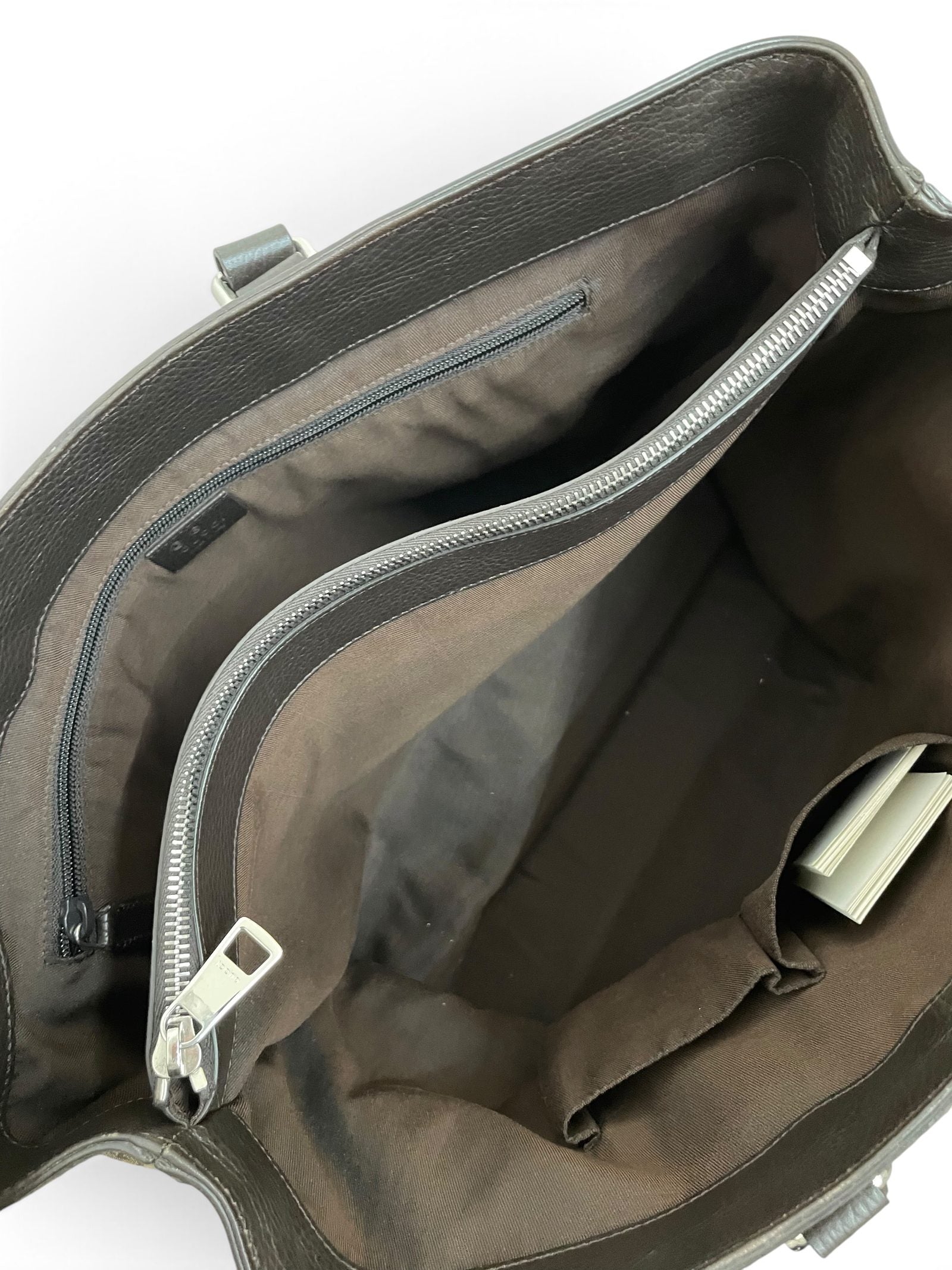 Interno borsa Gucci tote GG canvas con scomparti e cerniera