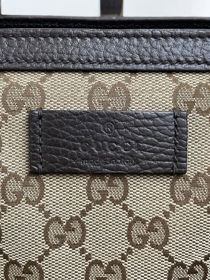 Logo Gucci in pelle nera su canvas GG monogram