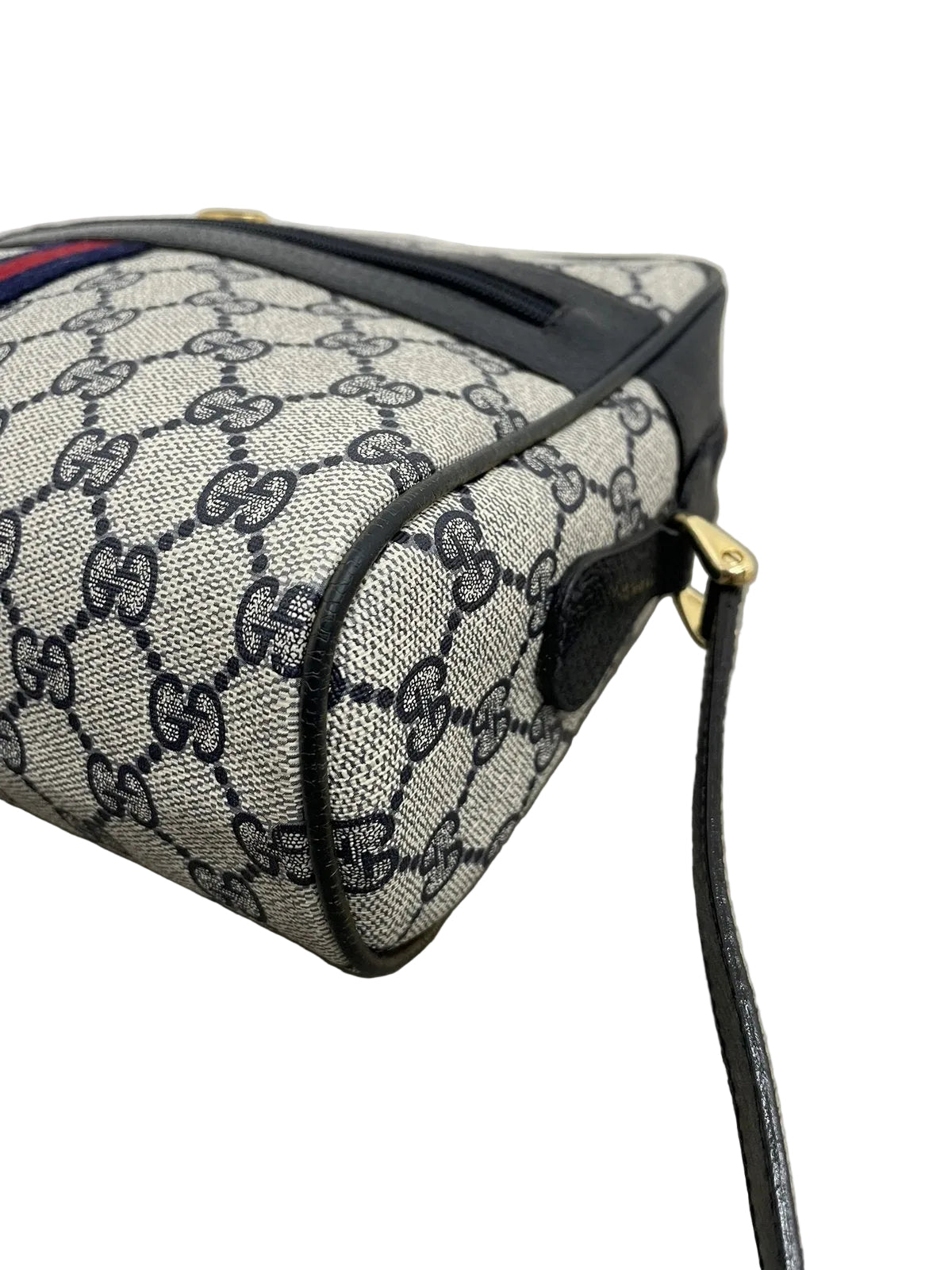 Dettaglio dell'angolo e delle finiture in pelle blu navy di borsa vintage Gucci