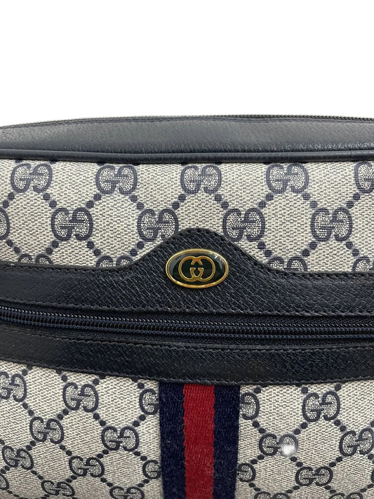 Dettaglio del logo GG dorato e della banda Web blu e rossa su borsa Gucci vintage