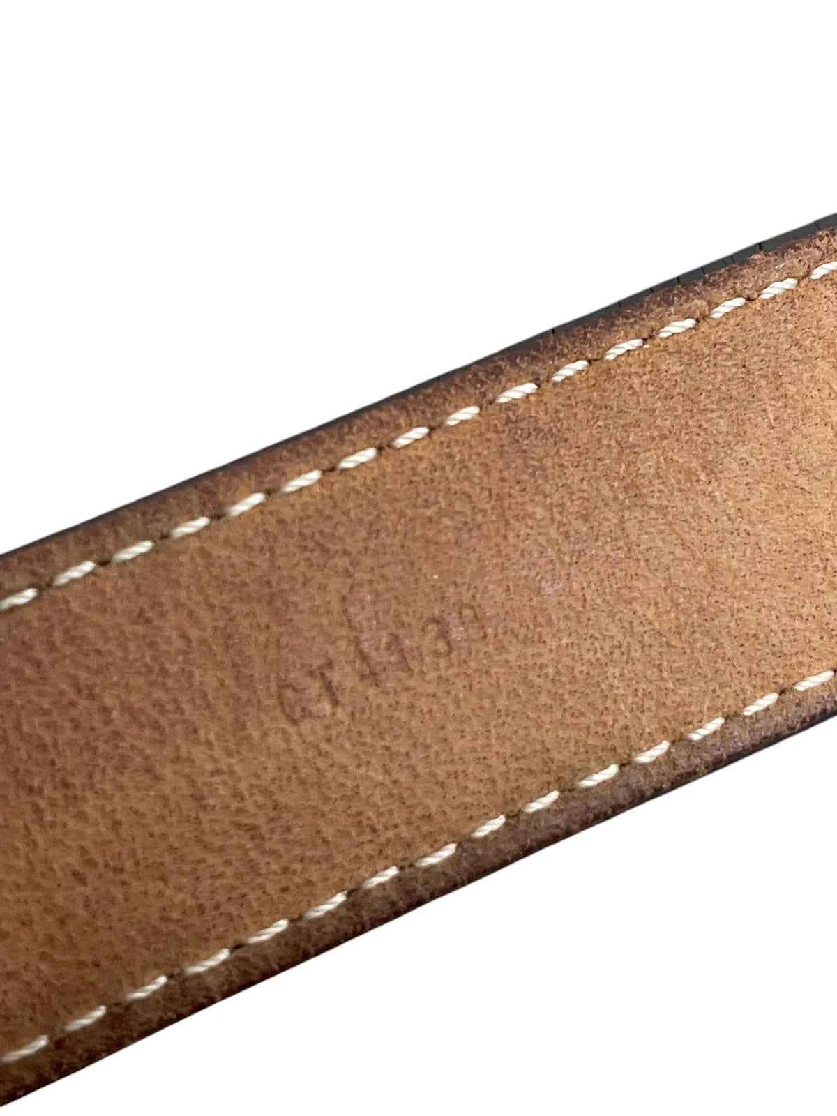 Dettaglio della fodera interna in pelle nabuk marrone della cintura Louis Vuitton.