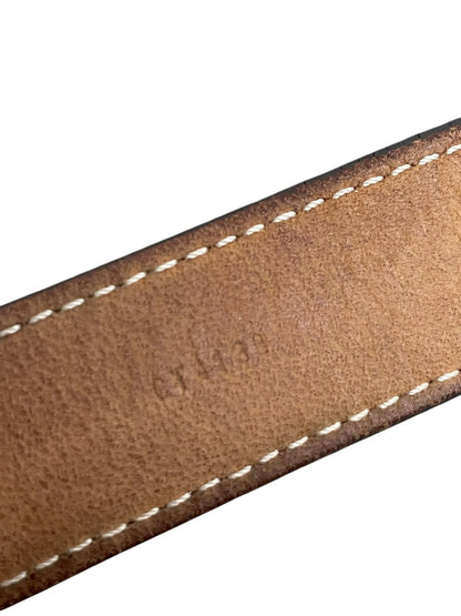 Dettaglio della fodera interna in pelle nabuk marrone della cintura Louis Vuitton.