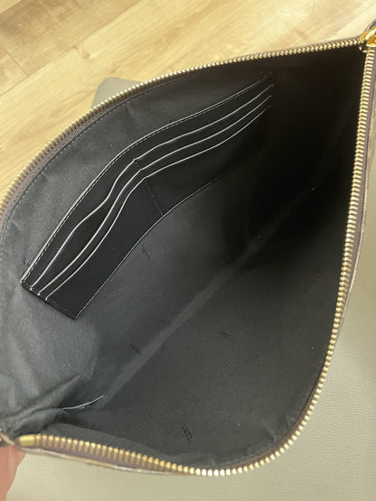Vista interna della clutch Fendi uomo che mostra la fodera in tessuto grigio e le fessure porta carte di credito