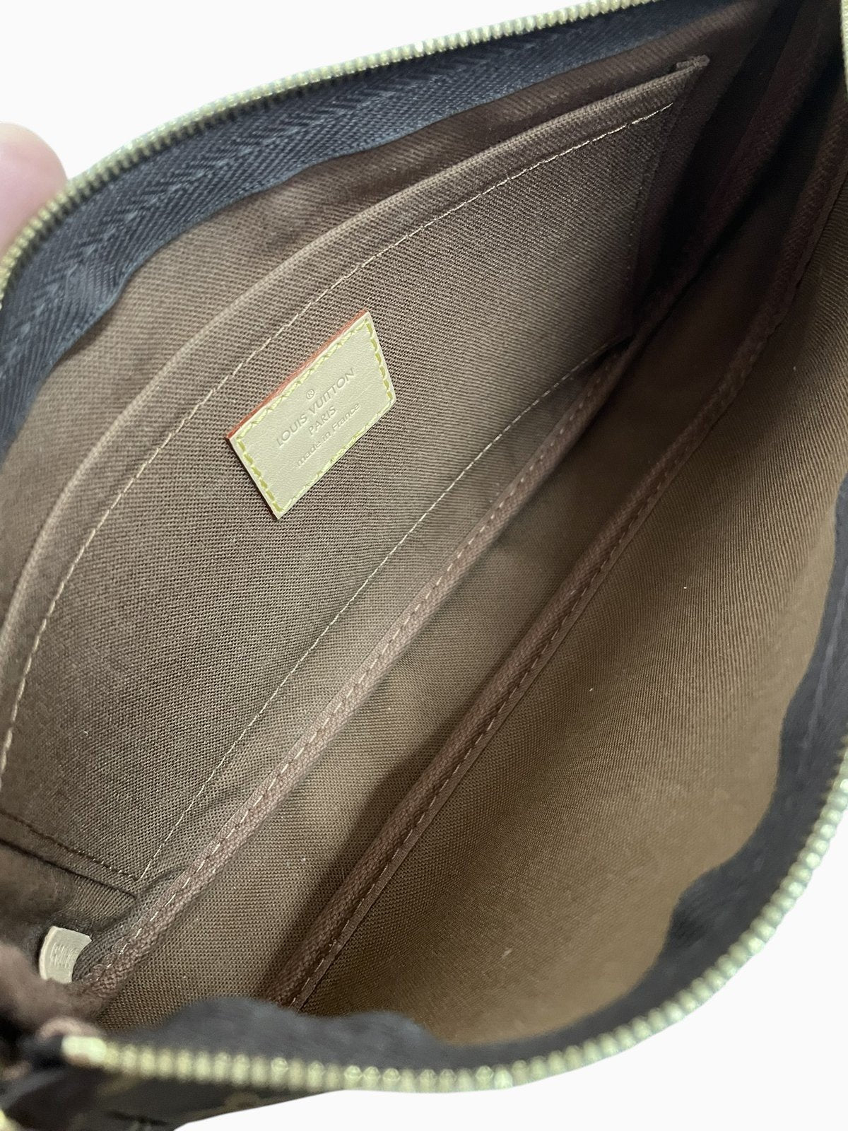 Interno pulito in tessuto marrone della pochette grande Louis Vuitton