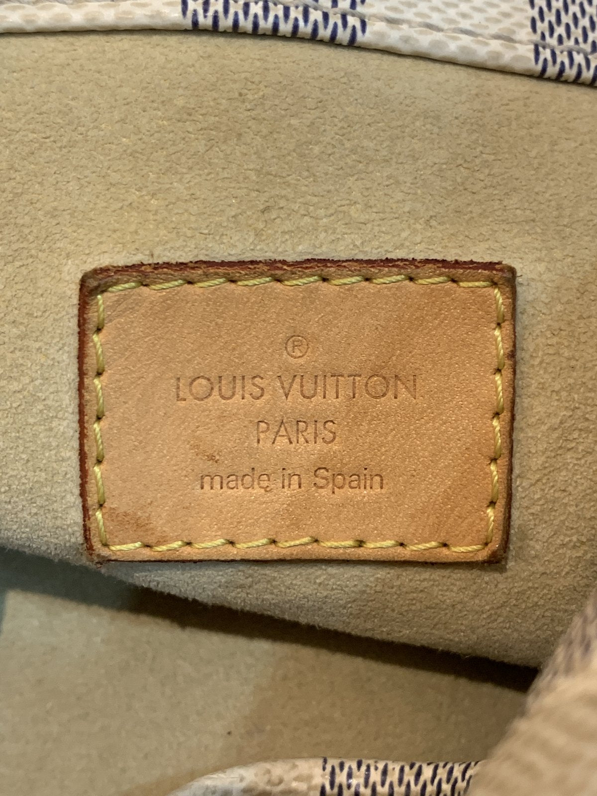 Dettaglio marchio impresso su tasca interna in pelle Made in Spain