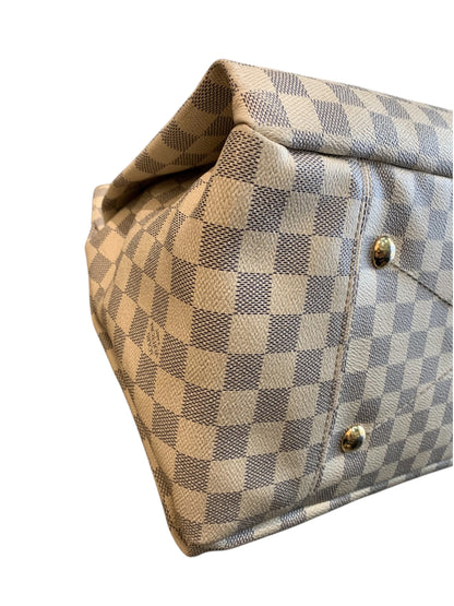 Dettaglio angolo e piega laterale borsa Louis Vuitton Artsy MM