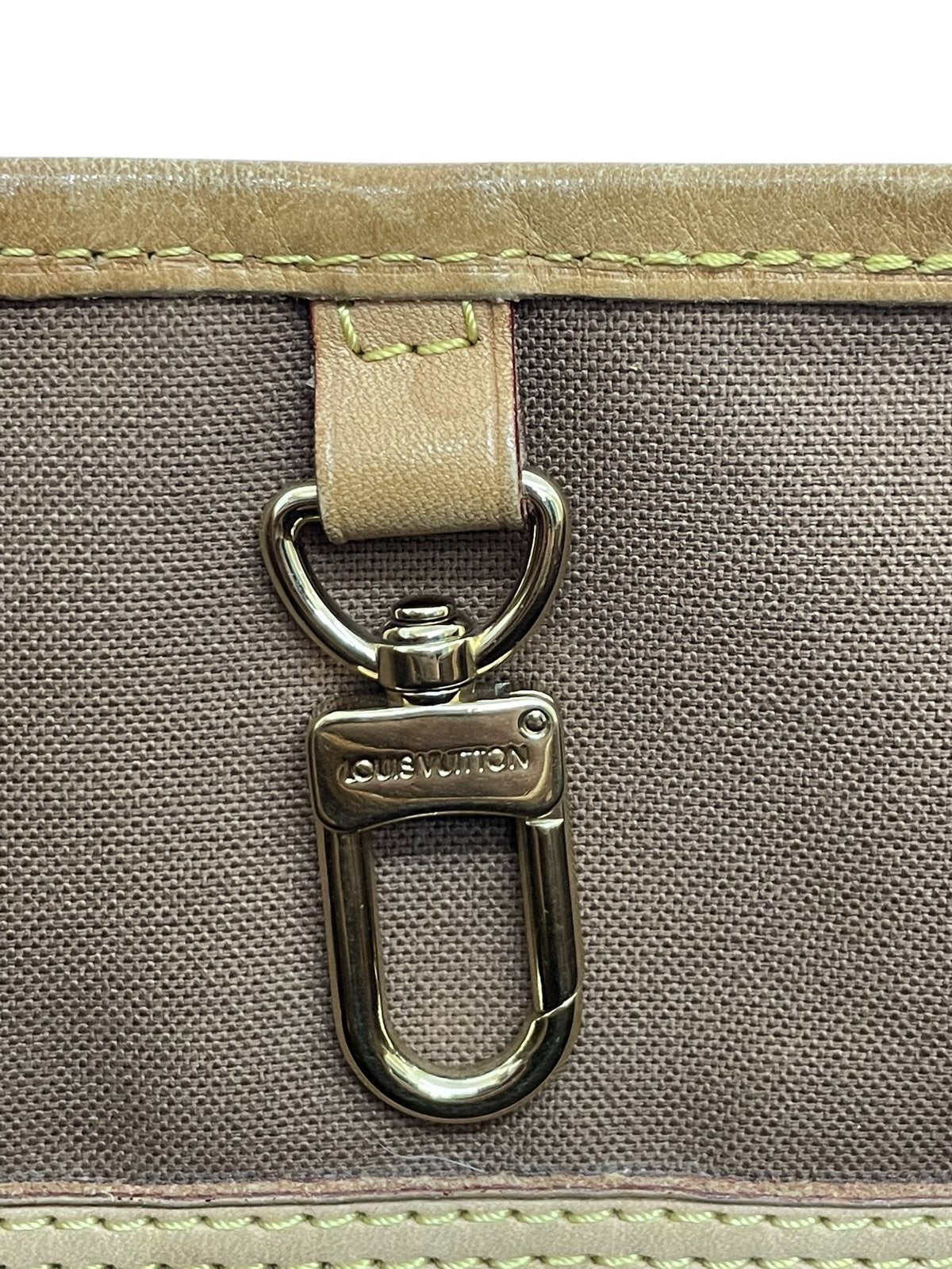 Dettaglio della chiusura interna con moschettone dorato Louis Vuitton Batignolles - agevintage