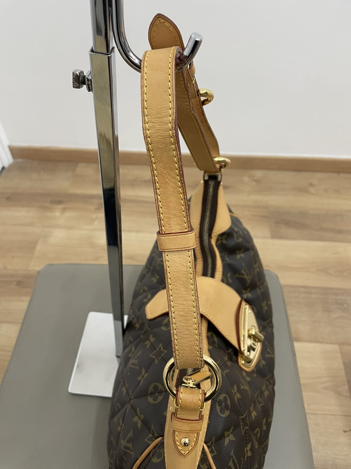 Vista dall'alto della borsa Louis Vuitton Étoile con focus sulla tracolla