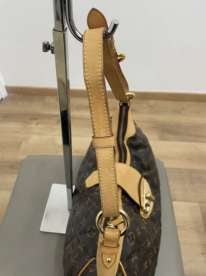 Vista dall'alto della borsa Louis Vuitton Étoile con focus sulla tracolla