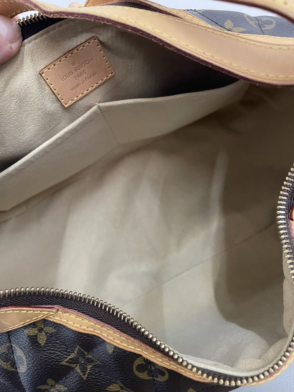 Interno in microfibra beige della borsa Louis Vuitton Étoile GM
