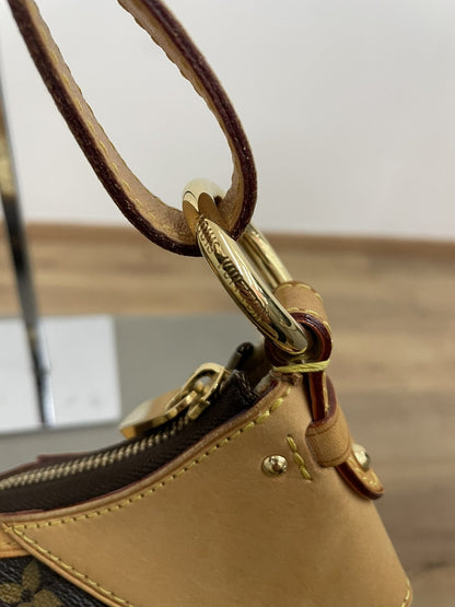 Dettaglio delle finiture in vacchetta e dell'anello dorato Louis Vuitton