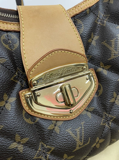 Close-up della chiusura a girello dorata incisa Louis Vuitton