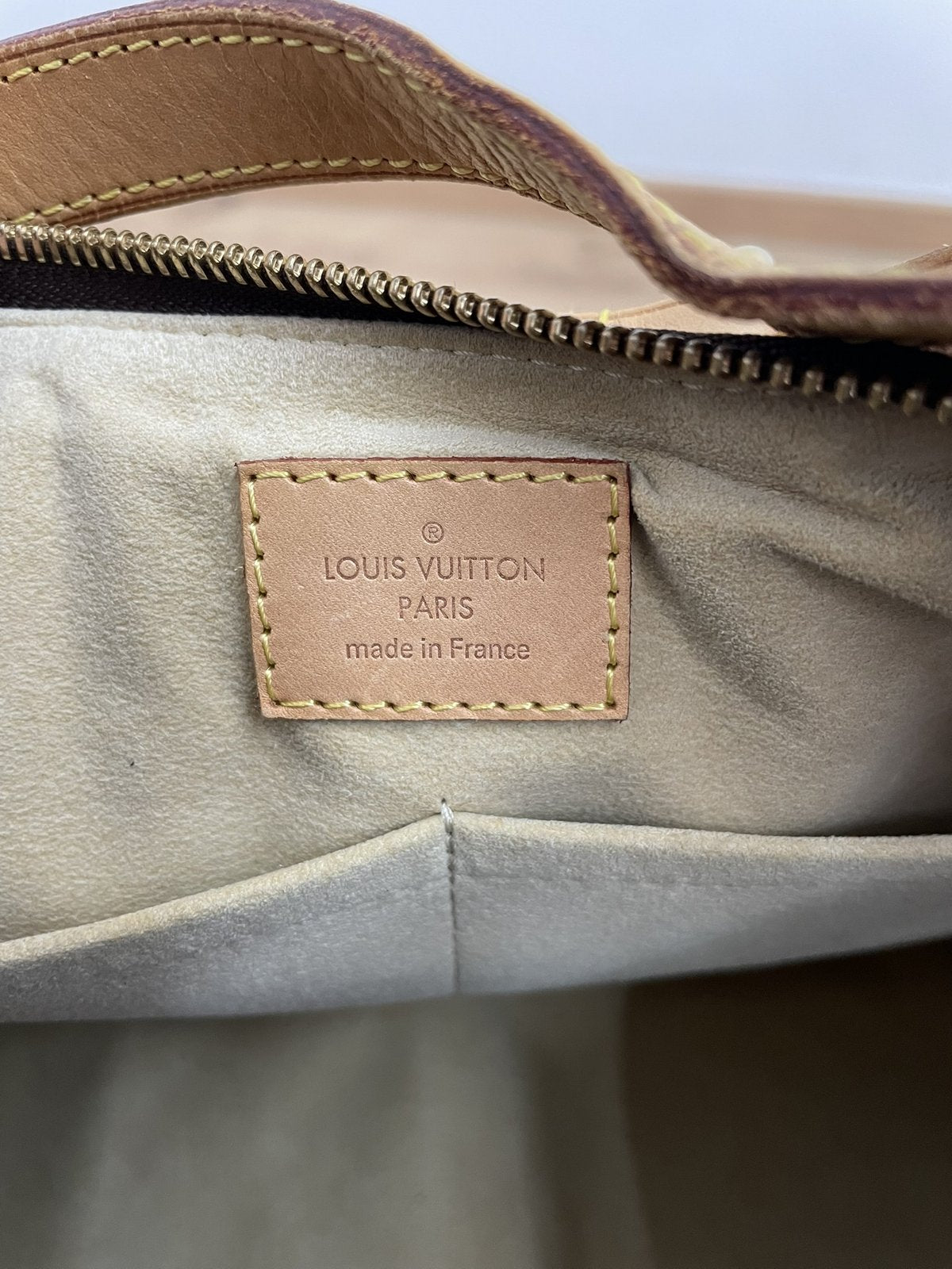 Dettaglio della linguetta interna in pelle con marchio Louis Vuitton Paris