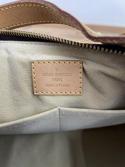 Dettaglio della linguetta interna in pelle con marchio Louis Vuitton Paris