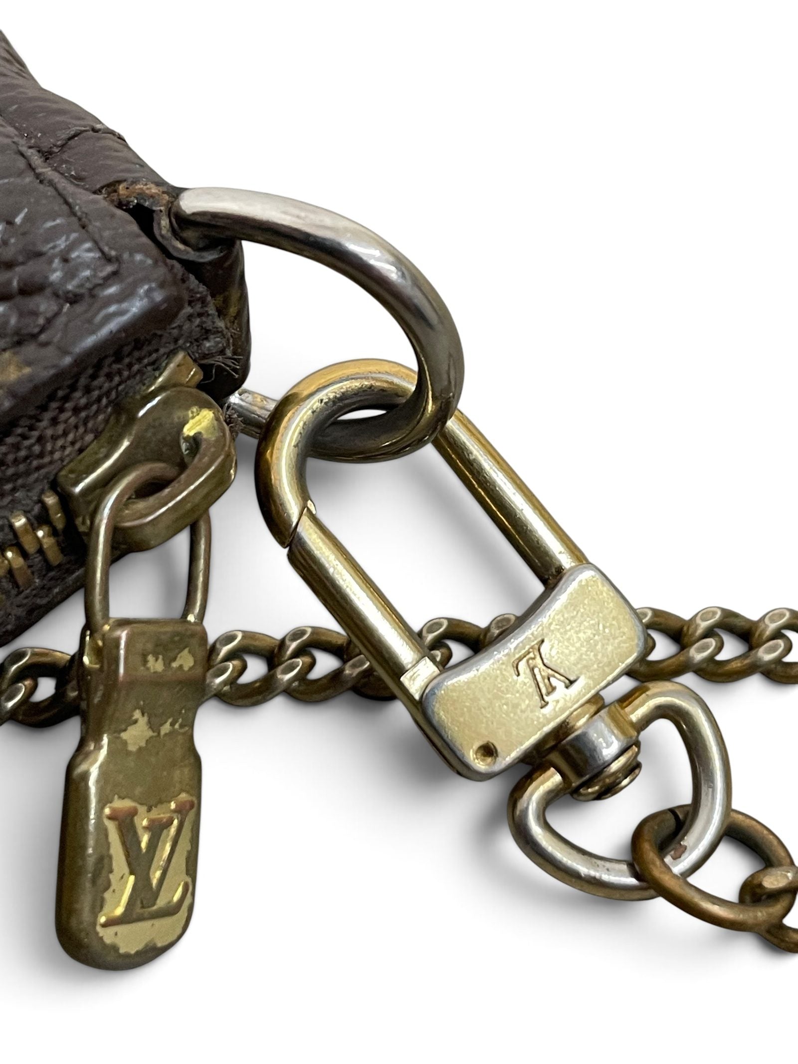 Dettaglio hardware moschettone e catenella Mini Pochette LV