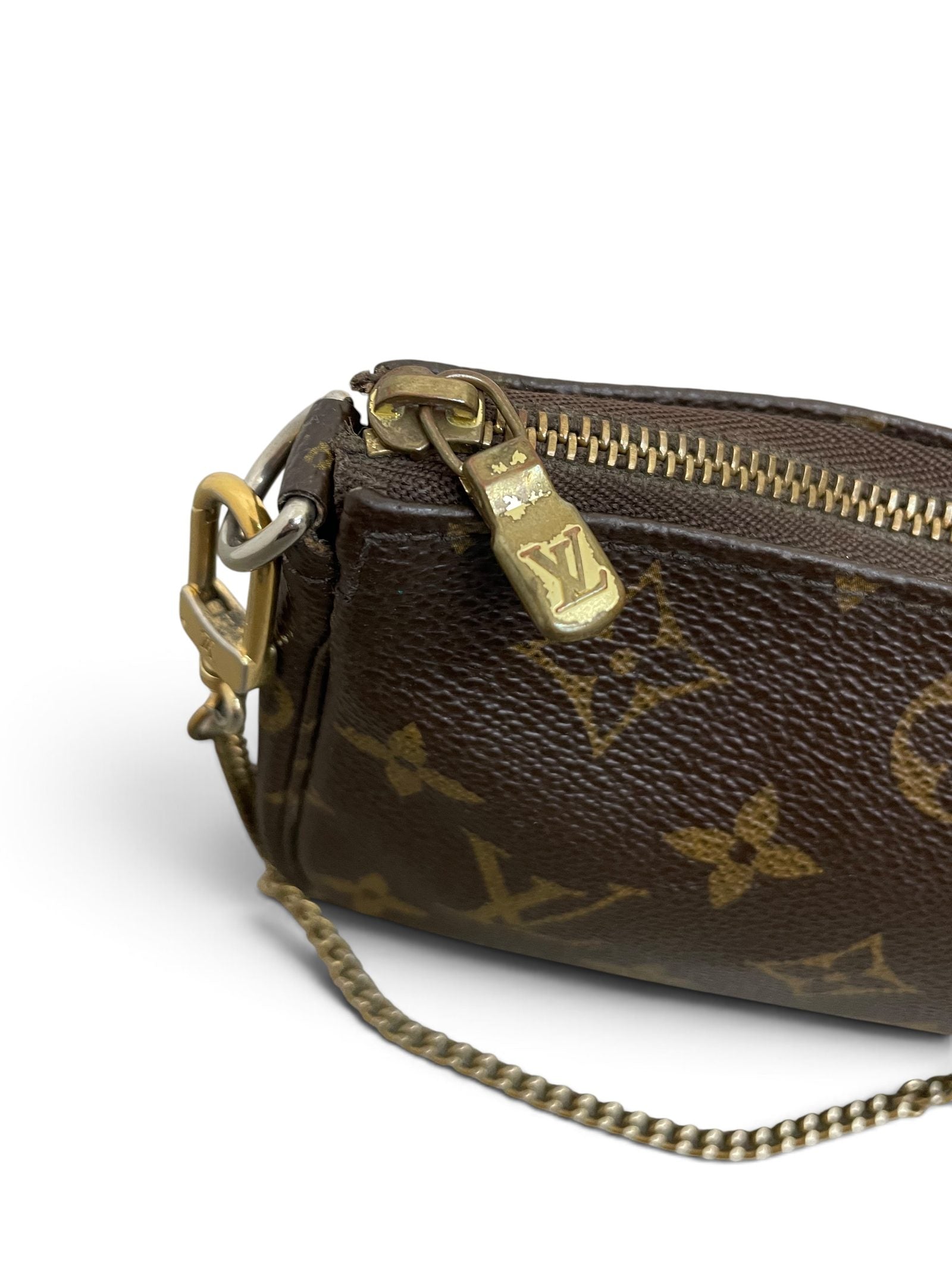 Dettaglio zip e tirante LV dorato Mini Pochette Louis Vuitton